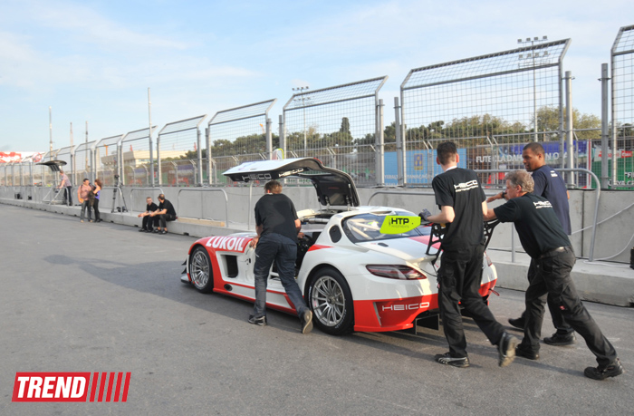 В Баку стартовал парад гоночных машин, участвующих в City Challenge (Фото)